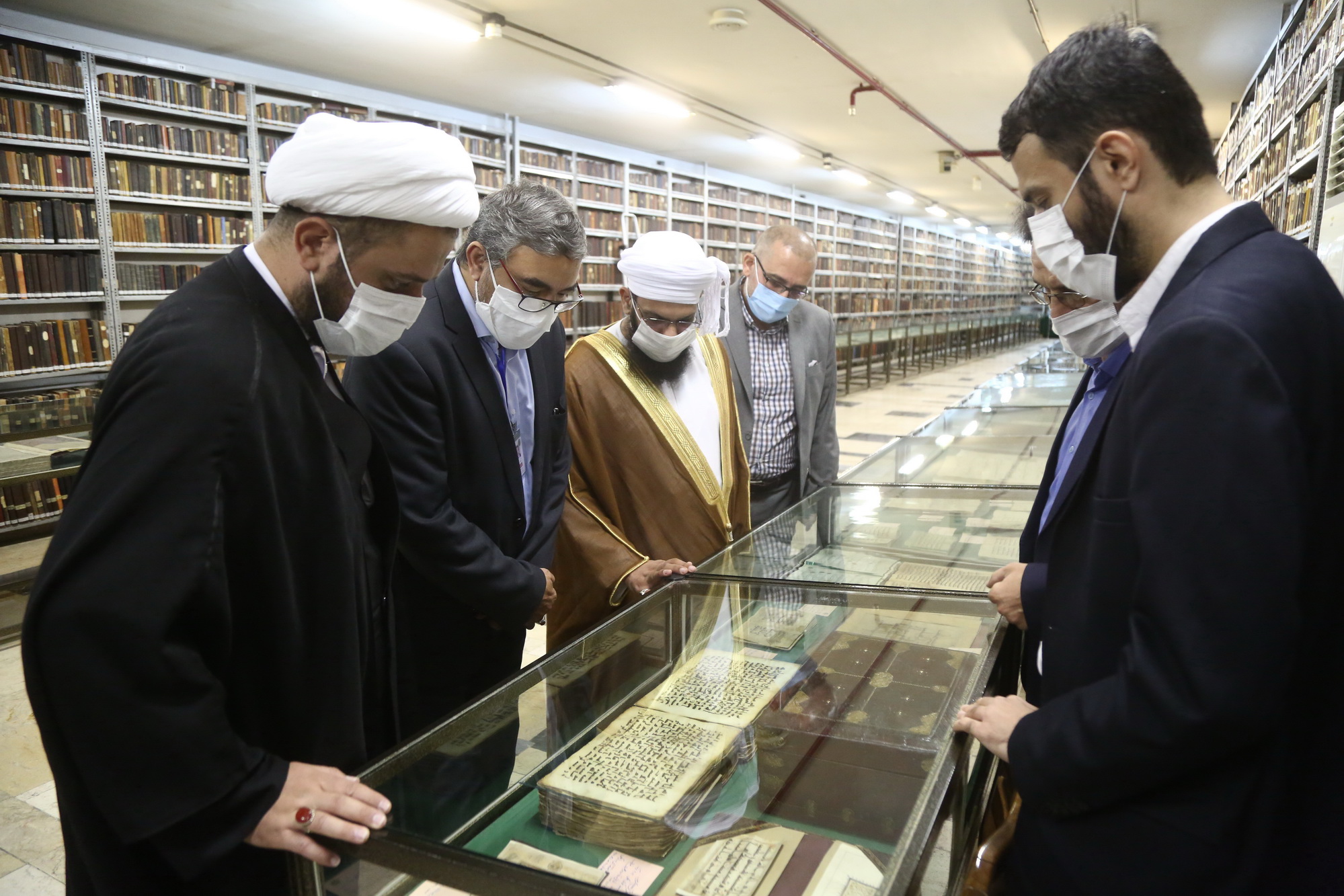 بازدید میهمانان خارجی سی‌وپنجمین کنفرانس وحدت از کتابخانه آیت الله مرعشی