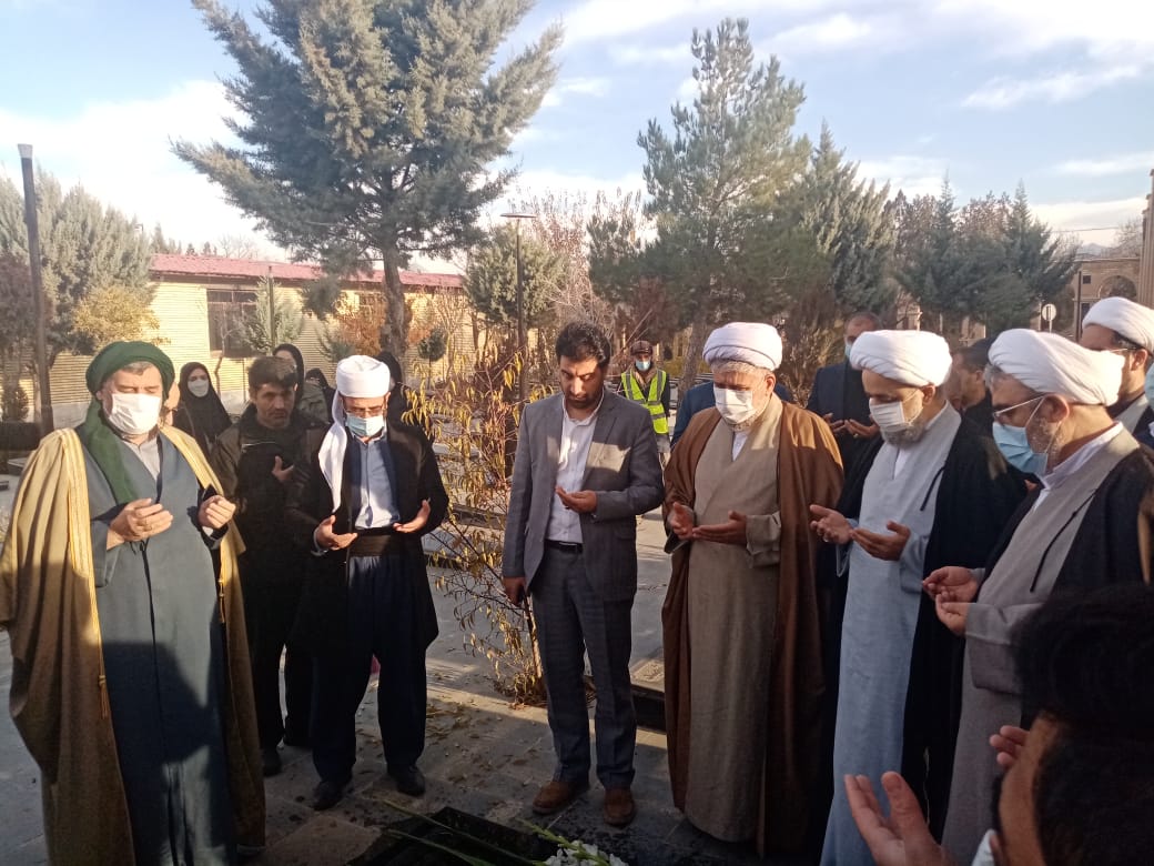 ادای احترام دبیرکل مجمع تقریب به مقام شامخ شهدای کردستان