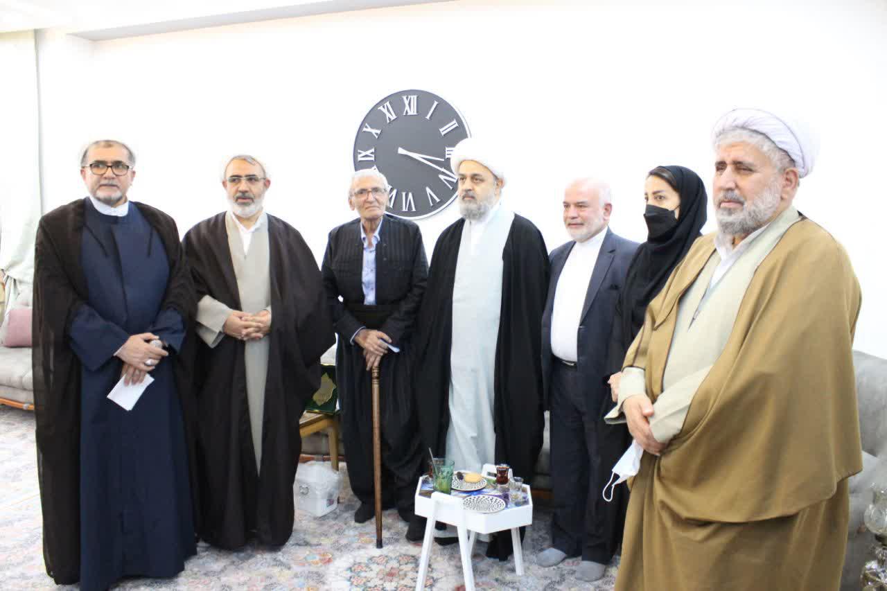 دیدار دبیرکل مجمع جهانی تقریب مذاهب اسلامی با خانواده شهید قادرخانزاده
