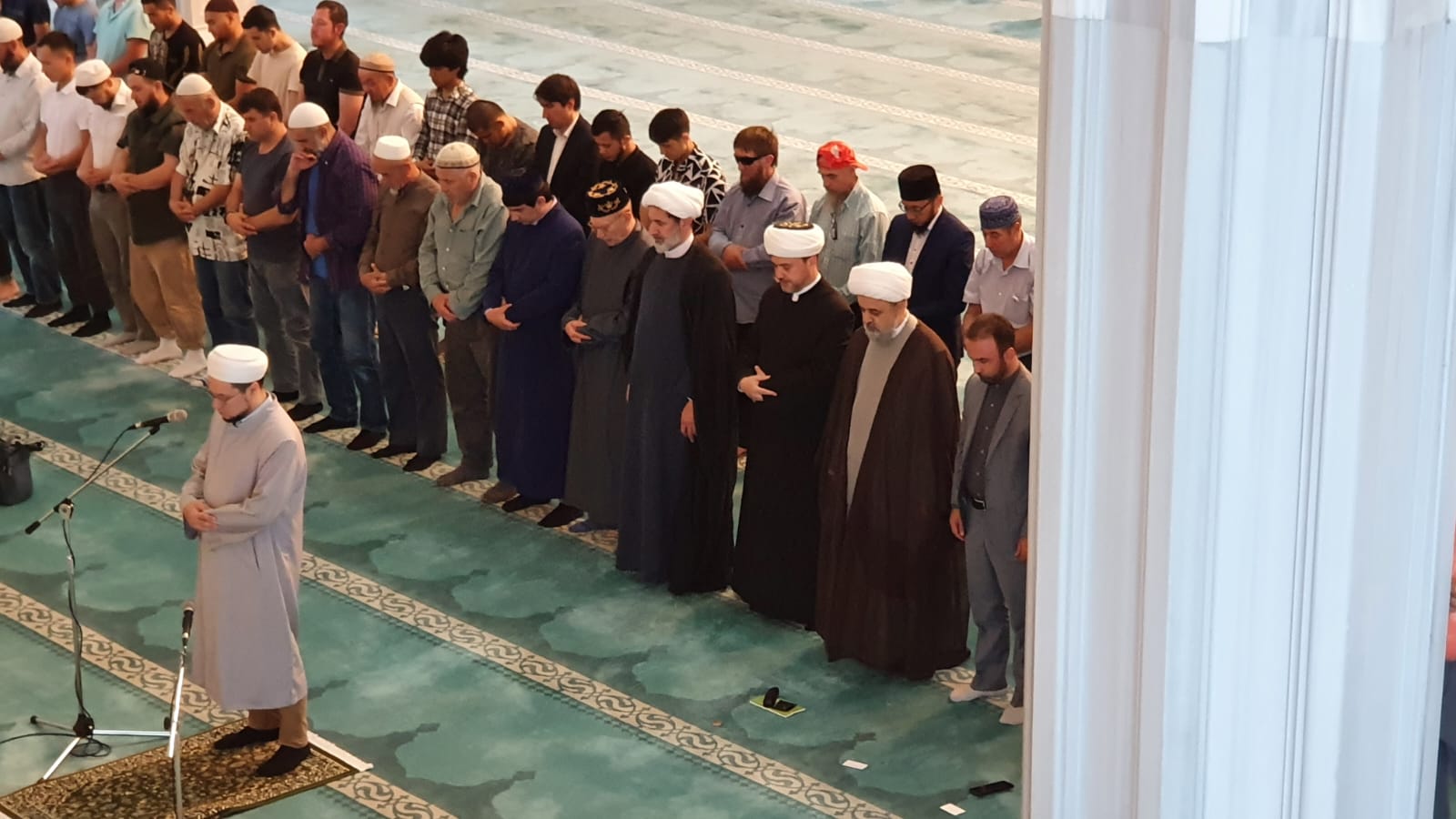 اقامه نماز جماعت در مسجد جامع مسکو