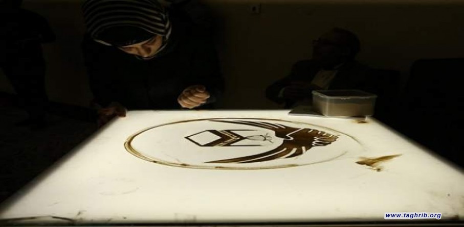 هنرنمایی فاطمه عبادی در مراسم اختتامیه سی و سومین کنفرانس وحدت اسلامی؛ تصویرسازی لوگوی کنفرانس وحدت