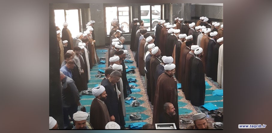 اقامه نماز وحدت در حاشیه اجلاس منطقه‌ای وحدت اسلامی در ارومیه