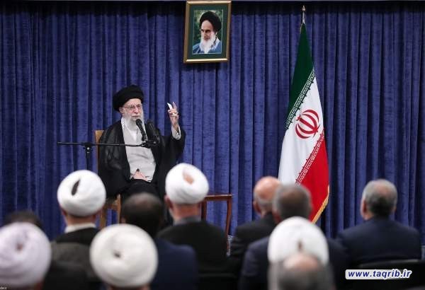 ملت با جهت‌گیری‌های گوناگون سیاسی و وزن متفاوت مذهبی پای ایران عزیز ایستاد