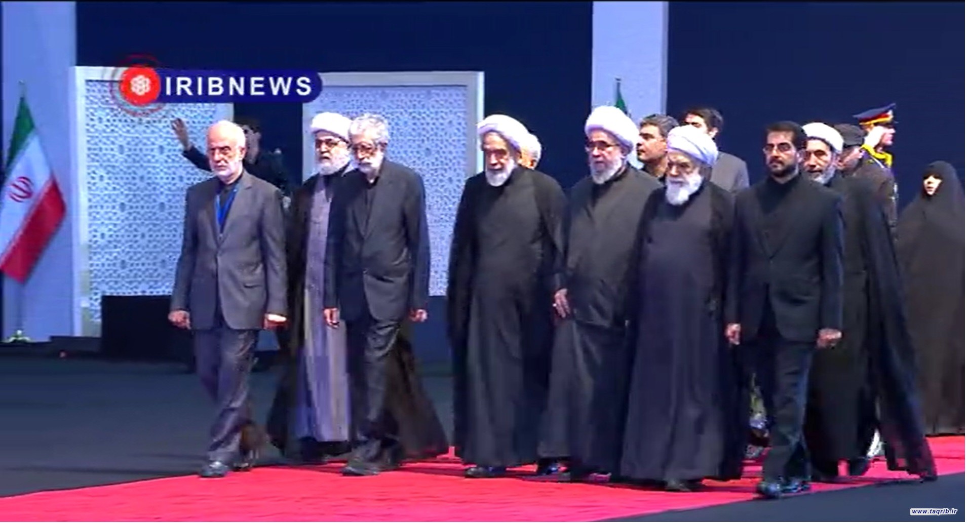 ادای احترام هیاتی ازمسولان بین المللی  دفترمقام معظم رهبری به پیکر مطهر امام شهید