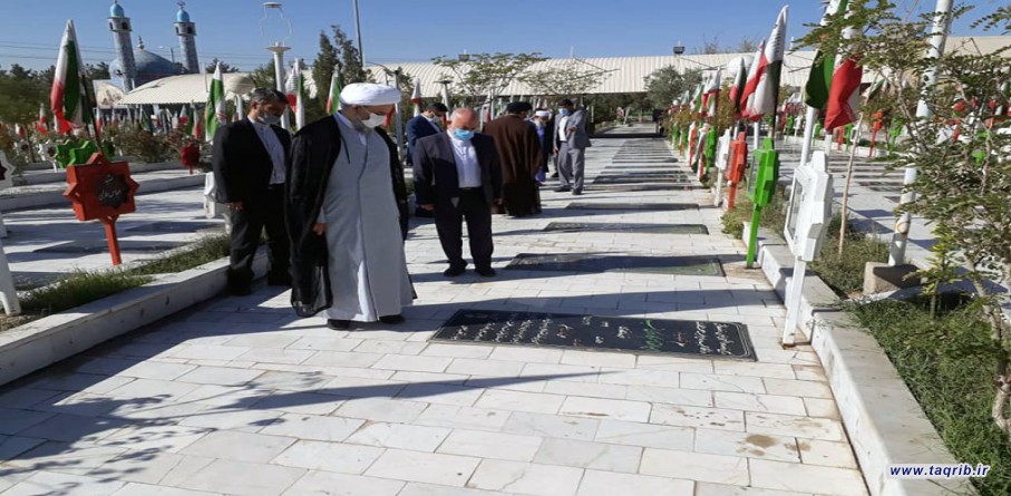 الدكتور "حميد شهرياري" يزور مقبرة شهداء زاهدان