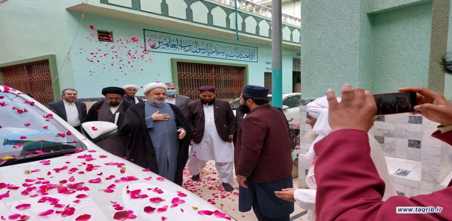 الدكتور حميد شهرياي يتفقد دار العلوم المجددية النعيمية في كراجي