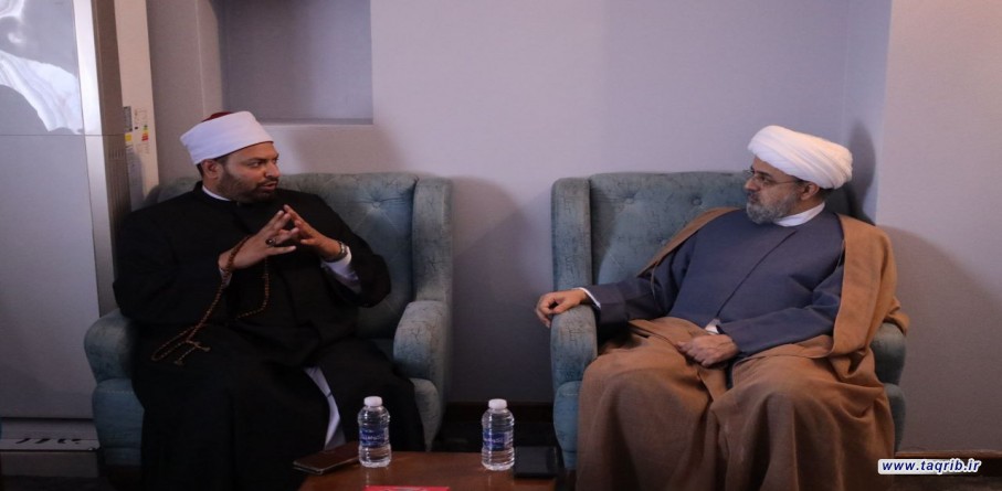 بالصور .. حجة الاسلام شهرياري يلتقي ممثل الازهر الشريف خلال مؤتمر الوحدة في بغداد